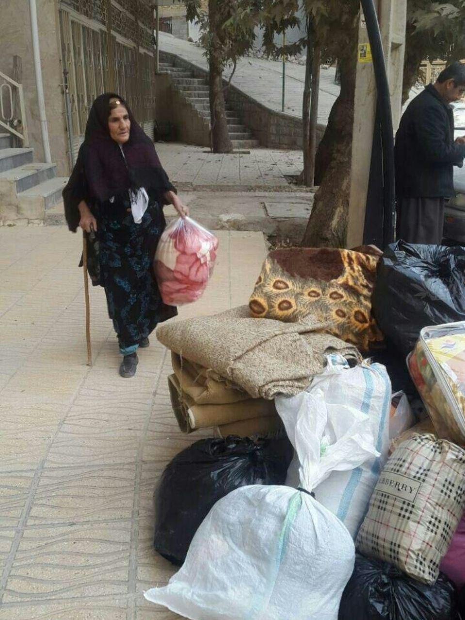 کمکهای مردم به زلزلهزدگان کرمانشاه(1) کمکهای مردم تهران به زلزلهزدگان کرمانشاه(1)