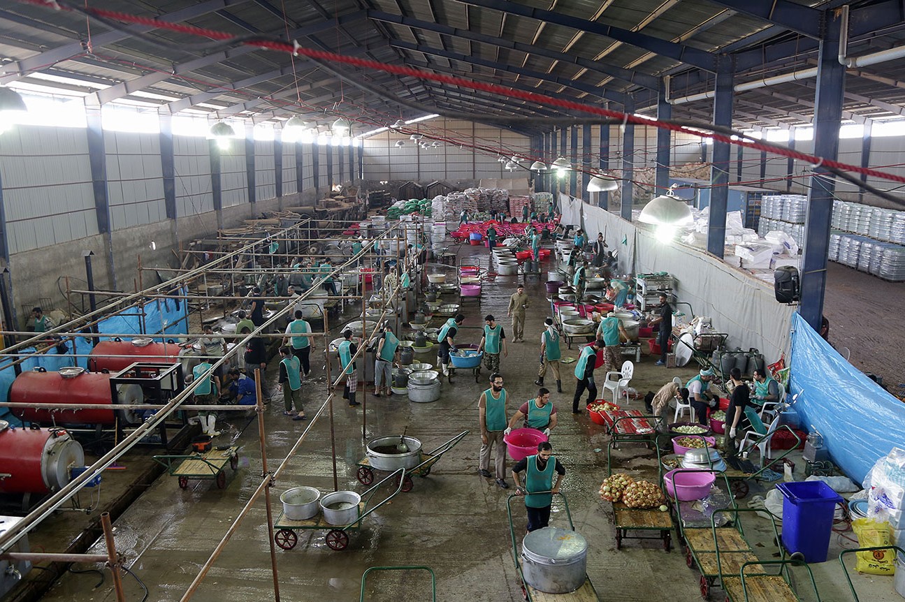 انتقال آشپزخانه رضوی مهران به دشت ذهاب برای تأمین غذای گرم زلزله‌زدگان