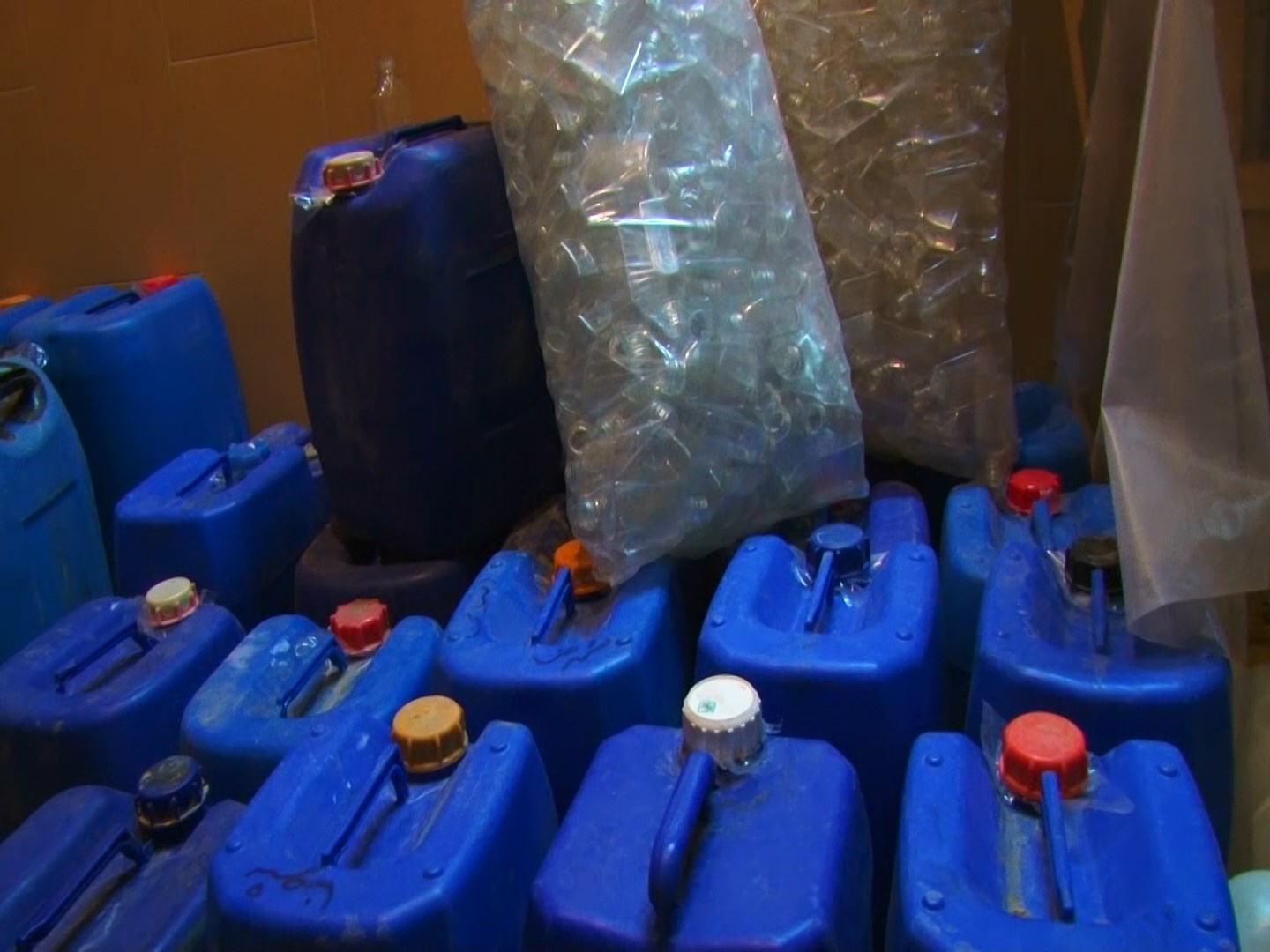 کشف و جمع آوری 600 لیتر الکل صنعتی در شهرضا کشف و جمع آوری 600 لیتر الکل صنعتی در شهرضا