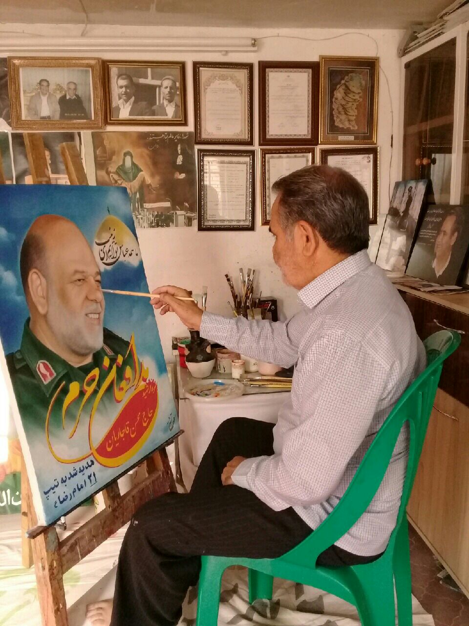 تقدیم پرتره شهيد قاجاریان به تیپ زرهی 21 امام رضا (ع) نیشابور