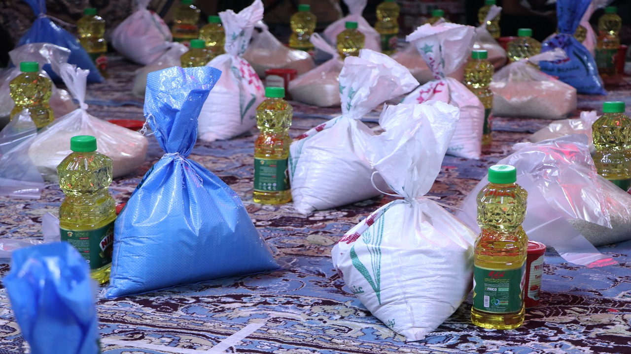 توزیع ۱۴۰ بسته غذایی بین خانوادههای بی بضاعت در اهواز توزیع ۱۴۰ بسته غذایی بین خانوادههای بی بضاعت در اهواز