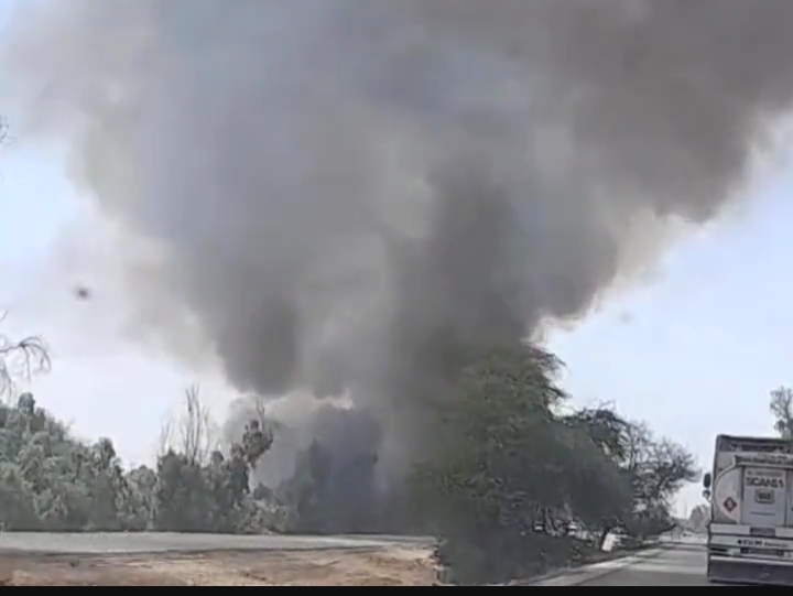 مهار حریق درختان حاشیه جاده شوش به اهواز