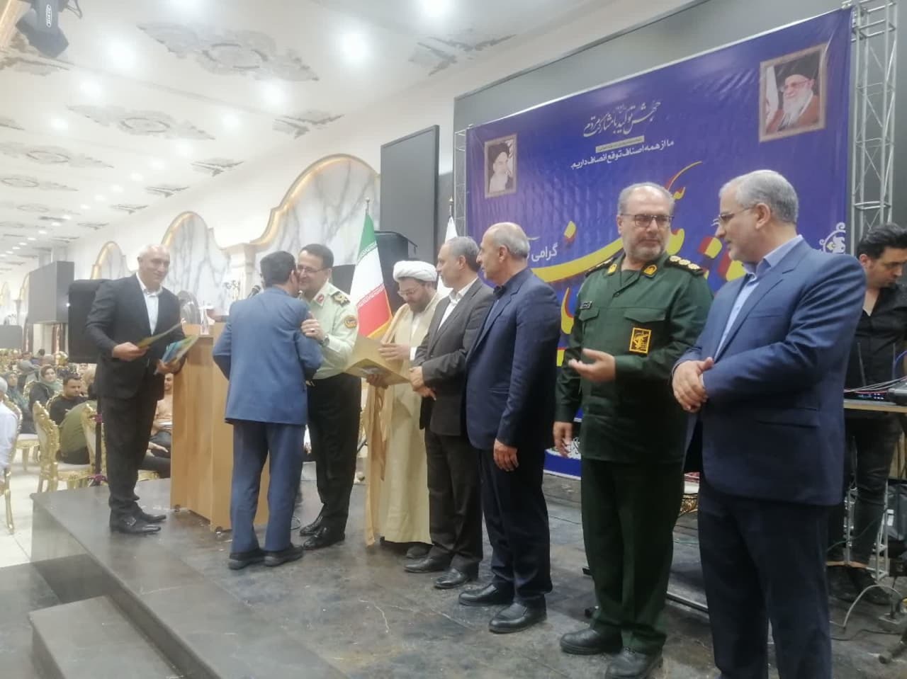 تجلیل از خانواده شهدای اصناف و   اصناف برتر در ارومیه