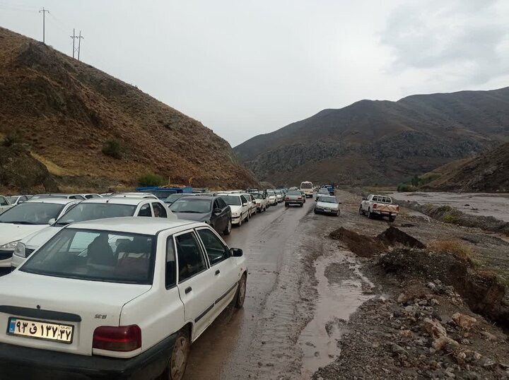 رها سازی ۱۰۰۰ خودرو و آمبولانس گرفتار در سیل توسط راهداران شهرستان خوی 