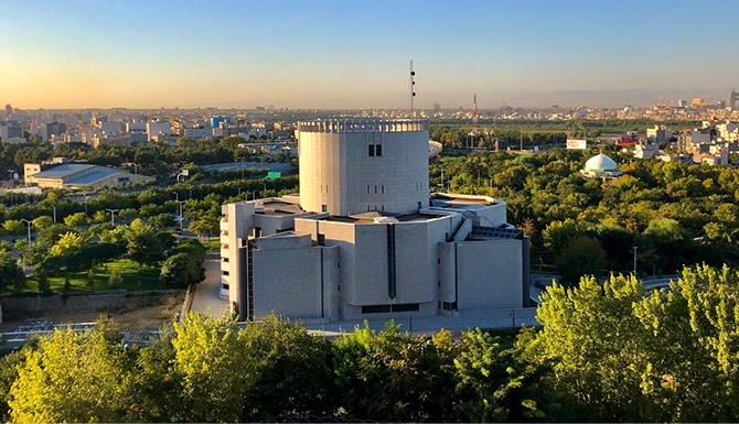 اهدای سه سکه تاریخی به موزه بزرگ خراسان