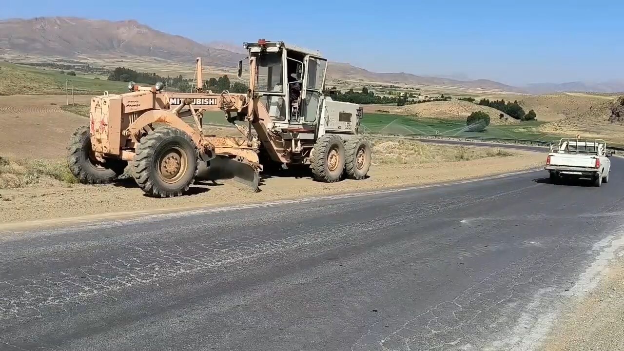 آغاز تیغ زنی و آزادسازی حریم محور‌های روستایی بویین میاندشت
