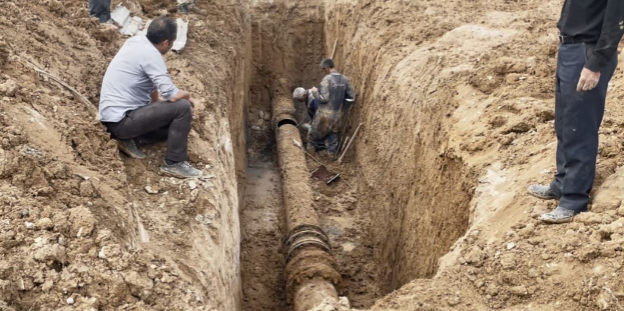 نیروهای عملیاتی در حال رفع شکستگی خط انتقال آب