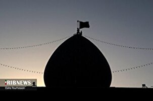 پرچم عزا بر فراز گنبد فیروزه‌ای شاهچراغ (ع)
