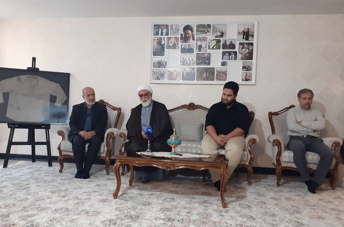 دیدار تولیت آستان رضوی با خانواده شهیدان حاجی زاده و باقری