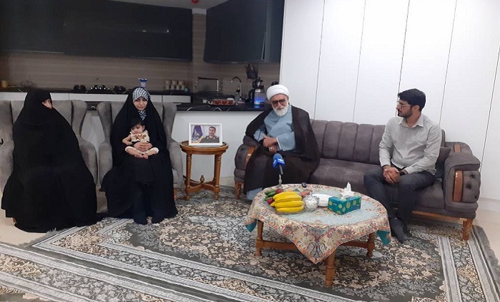 دیدار تولیت آستان رضوی با خانواده شهیدان حاجی زاده و باقری