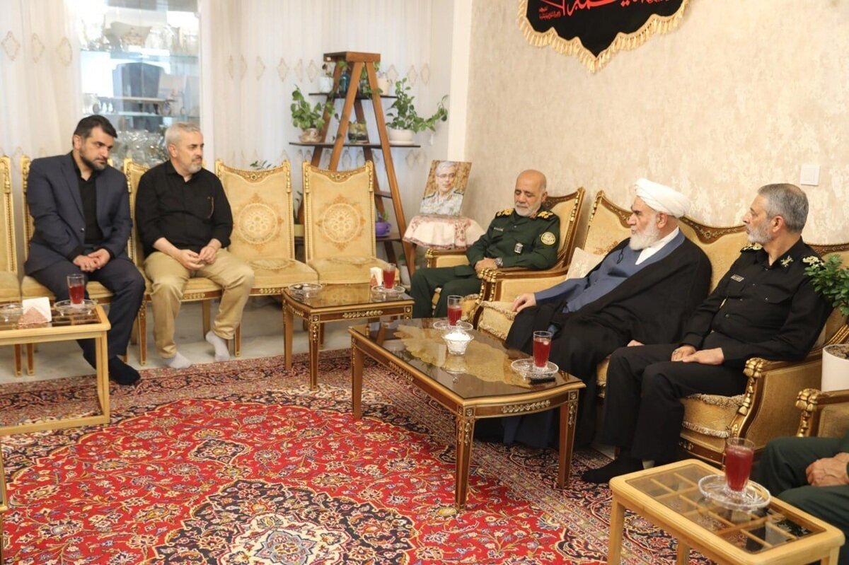 دیدار سرلشکر موسوی با خانواده فرماندهان شهید جنگ تحمیلی ۱۲ روزه