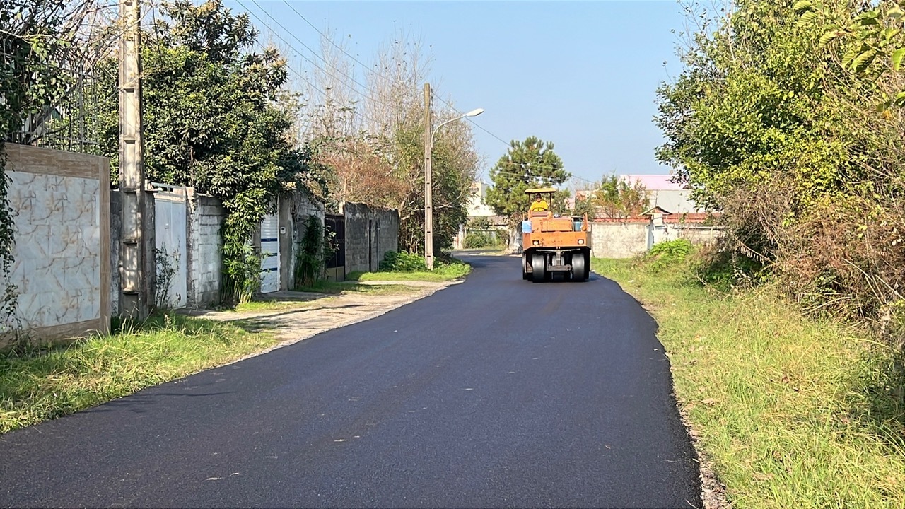 آسفالت خیابان سردار جنگل در شهر خشکبیجار آسفالت خیابان سردار جنگل در شهر خشکبیجار