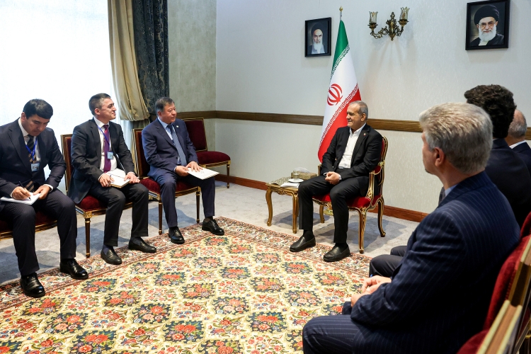 برای کمک به توسعه اقتصادی در منطقه میتوان پول مشترک ایجاد کرد برای کمک به توسعه اقتصادی در منطقه میتوان پول مشترک ایجاد کرد