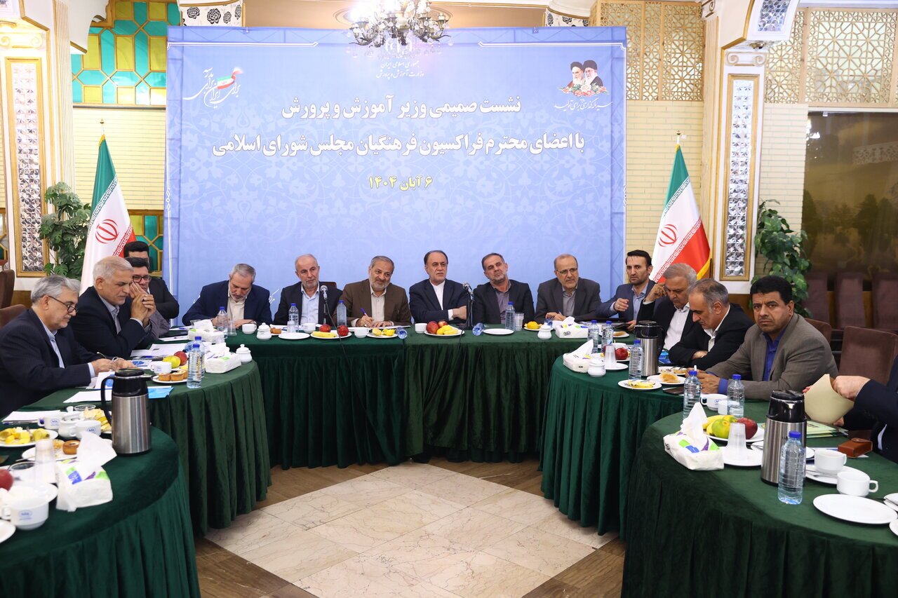 ورود صندوق ذخیره فرهنگیان به بورس، گامی بزرگ برای شفافیت مالی