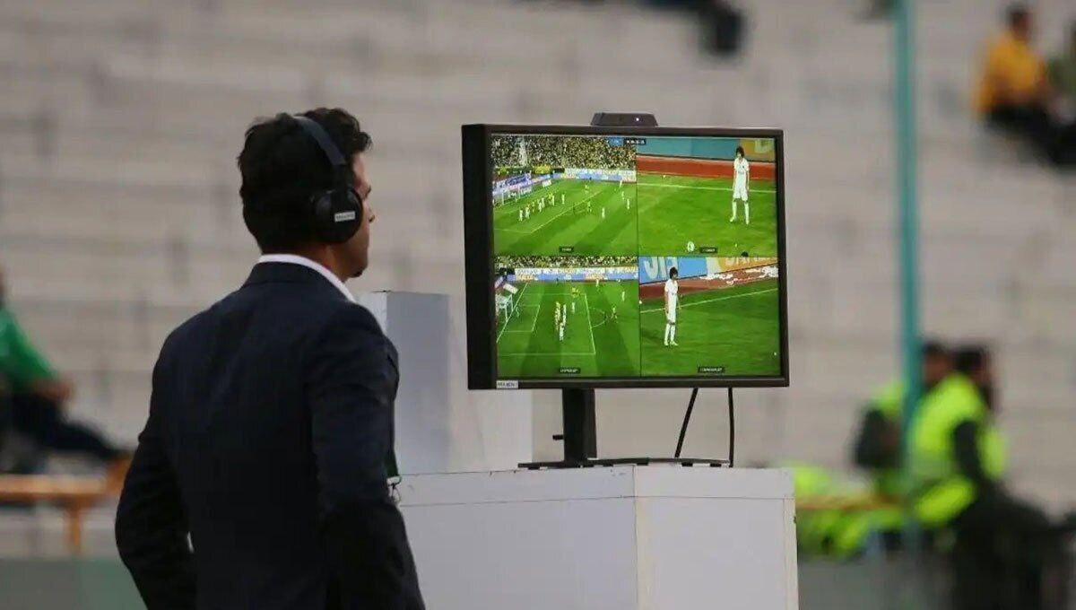 توضیحات مسئول کارگروه VAR به نحوه استفاده از سیستم در جریان مسابقه توضیحات مسئول کارگروه VAR به نحوه استفاده از سیستم در جریان مسابقه