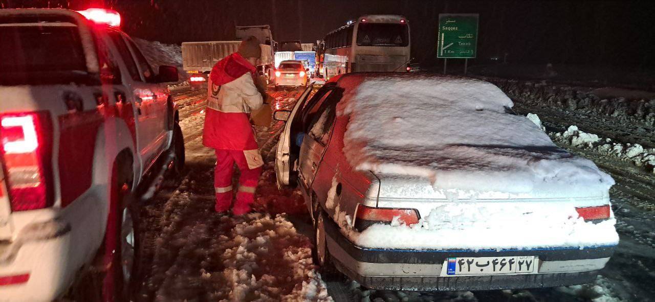 اسکان اضطراری ۲۵۰ مسافر در جاده‌های کردستان