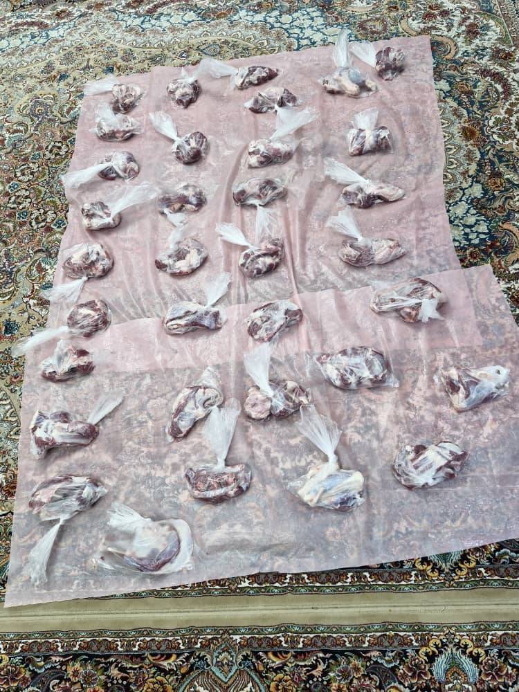 توزیع بسته‌های گوشت بین نیازمندان در آباده