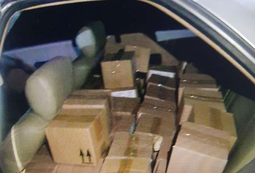 توقیف خودرو حامل کالای قاچاق ماکارونی در بندر انزلی توقیف خودرو حامل کالای قاچاق ماکارونی در بندر انزلی