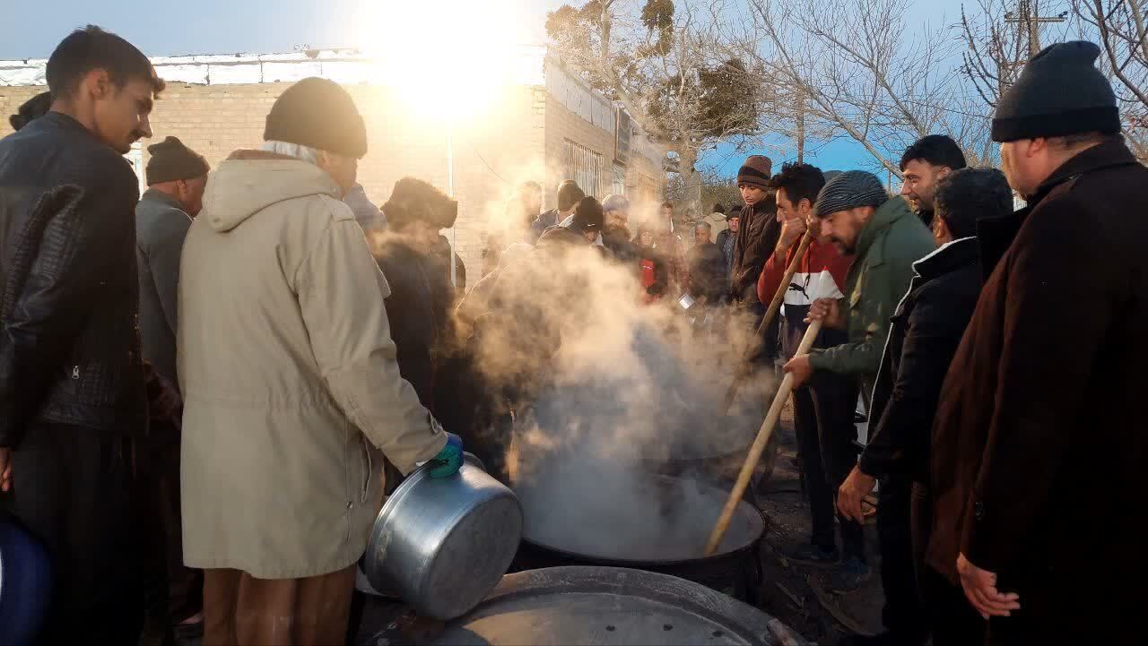 طبخ و توزیع غذای نذری در استان یزد