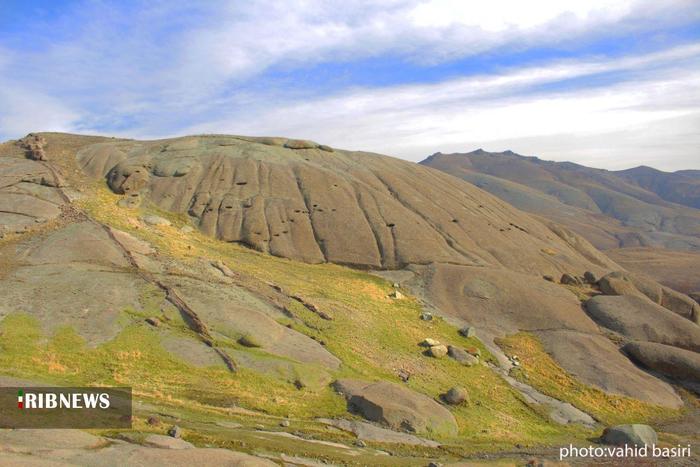 ایوان سنگی نیاق